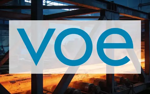 Industrielle Stahlfertigung mit glühendem Metall in einer modernen Fabrikhalle bei atmosphärischer Beleuchtung. - Foto: über boerse-global.de