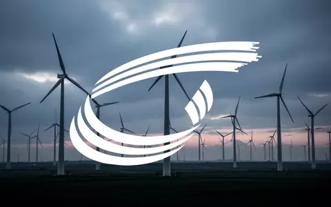Windkraftanlagen in einer stimmungsvollen, düsteren Dämmerungslandschaft. - Foto: über boerse-global.de