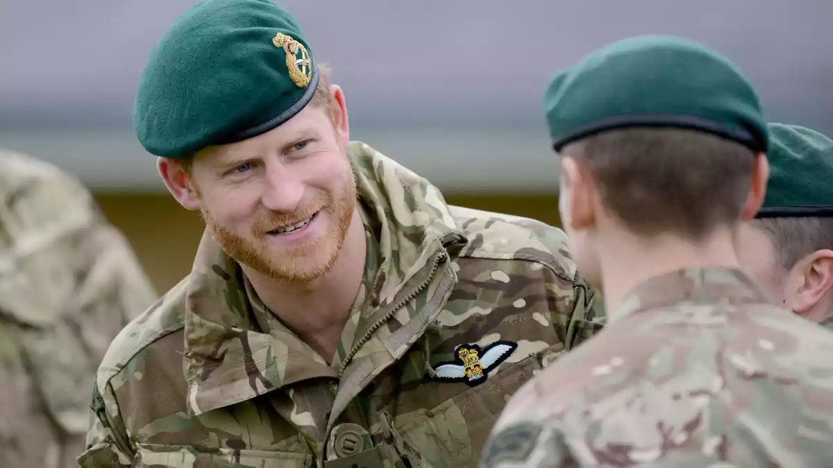 Prinz Harry diente mehrere Jahre im Militär und pflegt heute noch ein enges Verhältnis zu den Streitkräften. (Archivfoto) - Bild: Finnbarr Webster/PA Wire/dpa