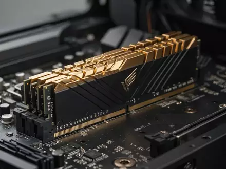 Ein hochauflösendes Foto eines Arbeitsspeichermoduls, das auf einem Computer-Mainboard installiert ist. - Foto: über boerse-global.de