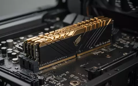 Ein hochauflösendes Foto eines Arbeitsspeichermoduls, das auf einem Computer-Mainboard installiert ist. - Foto: über boerse-global.de