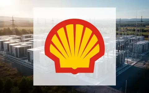 Moderne industrielle Batteriespeicheranlage in einer sonnigen Landschaft zur Speicherung erneuerbarer Energien. - Foto: über boerse-global.de