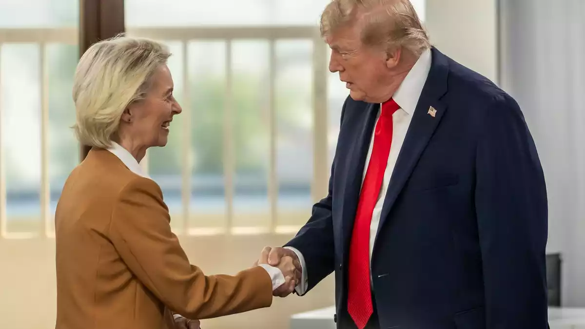 EU-Kommissionspräsidentin von der Leyen und US-Präsident Trump hatten sich im Sommer 2025 nach einem monatelangen Zollkonflikt auf eine Einigung verständigt. (Archivbild) - Bild: Michael Kappeler/dpa-Pool/dpa
