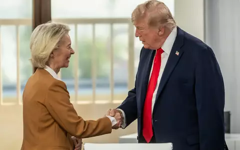 EU-Kommissionspräsidentin von der Leyen und US-Präsident Trump hatten sich im Sommer 2025 nach einem monatelangen Zollkonflikt auf eine Einigung verständigt. (Archivbild) - Foto: Michael Kappeler/dpa-Pool/dpa
