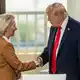 EU-Kommissionspräsidentin von der Leyen und US-Präsident Trump hatten sich im Sommer 2025 nach einem monatelangen Zollkonflikt auf eine Einigung verständigt. (Archivbild) - Bild: Michael Kappeler/dpa-Pool/dpa