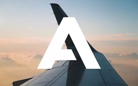 Moderne Flugzeugtragfläche vor einem sonnendurchfluteten, klaren Himmel als Symbol für die Luftfahrtindustrie. - Foto: über boerse-global.de