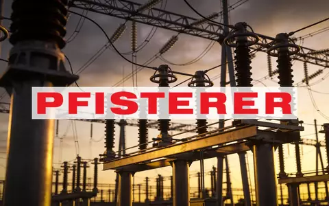 Moderne industrielle Energieinfrastruktur bei Dämmerung mit Fokus auf Hochspannungsleitungen und technische Architektur - Foto: über boerse-global.de