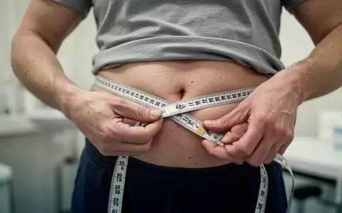 Eine medizinische Fachkraft misst den Taillenumfang einer Person mit einem Maßband in einer klinischen Umgebung. - Foto: über boerse-global.de