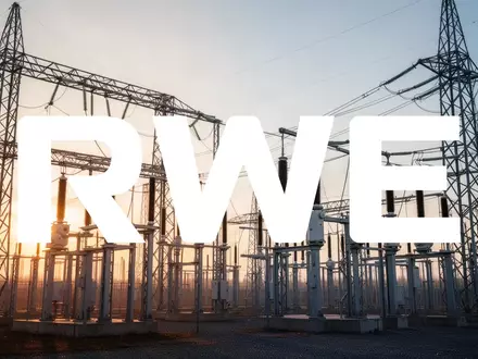Moderne Hochspannungsschaltanlage bei Sonnenaufgang als Symbol für Energieinfrastruktur und Stabilität. - Foto: über boerse-global.de