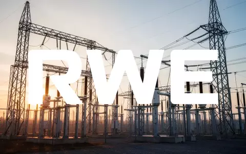 Moderne Hochspannungsschaltanlage bei Sonnenaufgang als Symbol für Energieinfrastruktur und Stabilität. - Foto: über boerse-global.de