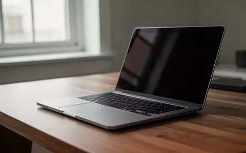 Ein moderner Laptop auf einem hölzernen Schreibtisch in einem hellen, professionellen Arbeitsumfeld. - Foto: über boerse-global.de