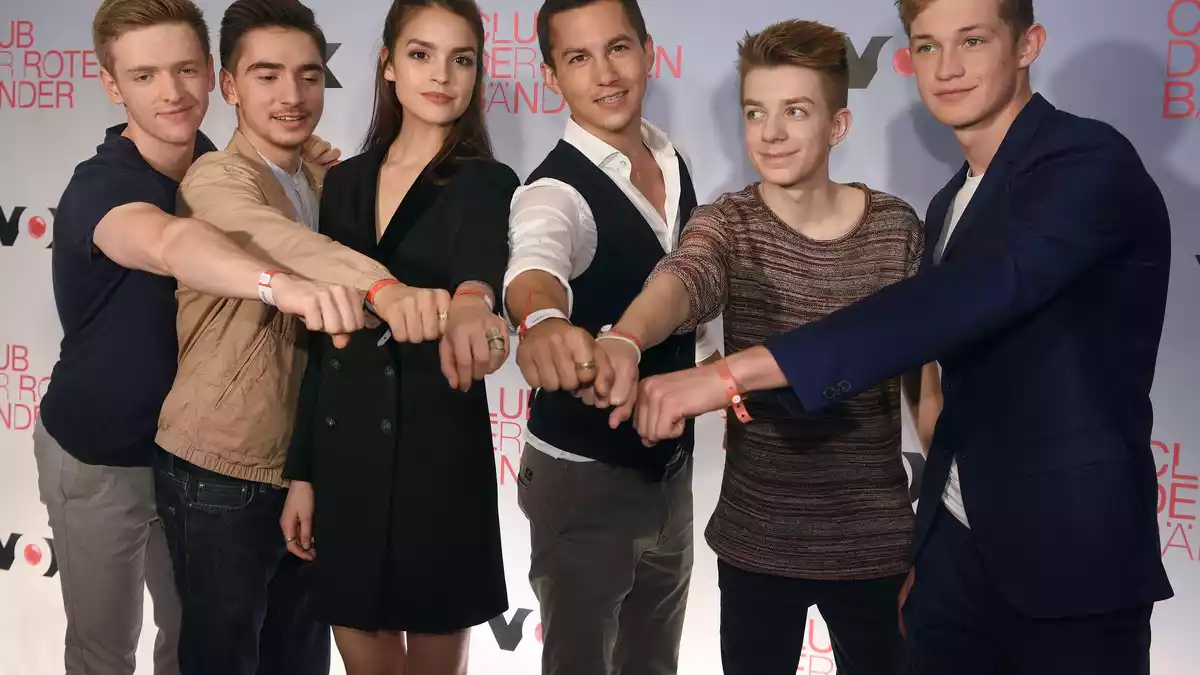 Die «Club der roten Bänder»-Generation 2015 um «Maxton Hall»-Star Damian Hardung (re.). - Bild: Henning Kaiser/dpa