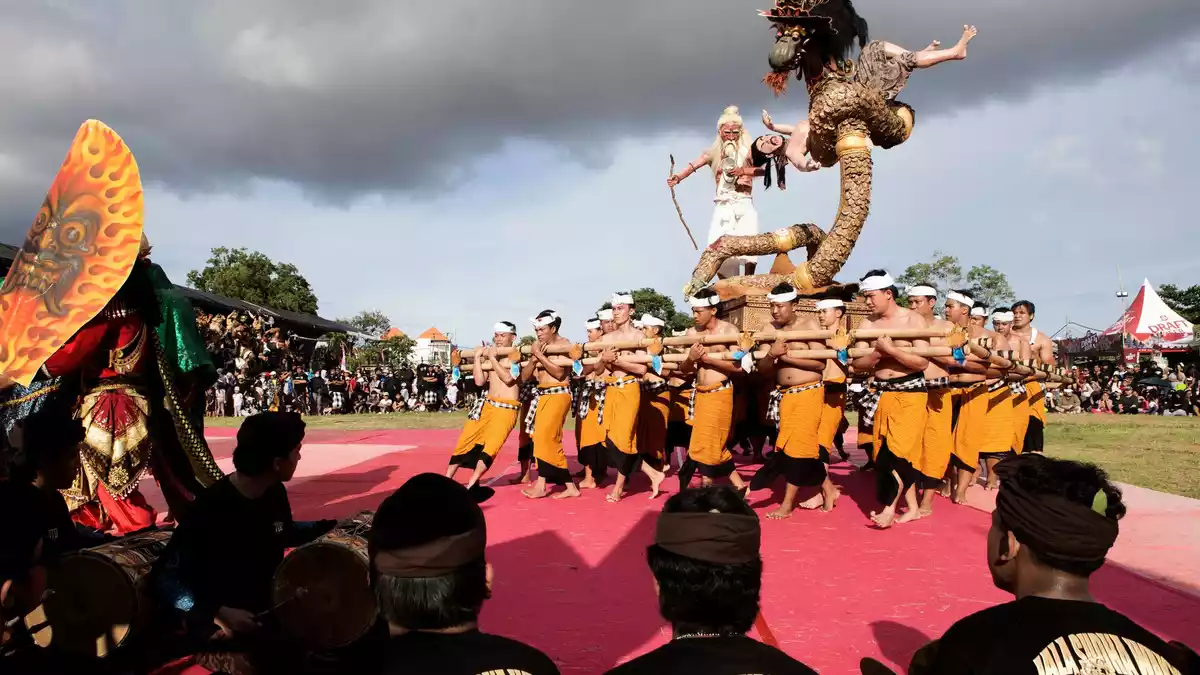 Am Vorabend des Feiertags Nyepi ziehen riesige Dämonenfiguren, sogenannte Ogoh-Ogoh, durch die Straßen. Dann wird es still. (Archivbild) - Bild: Firdia Lisnawati/AP/dpa