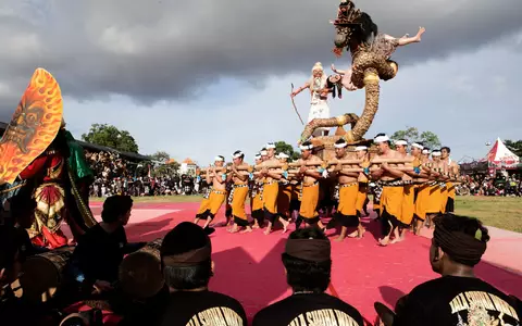 Am Vorabend des Feiertags Nyepi ziehen riesige Dämonenfiguren, sogenannte Ogoh-Ogoh, durch die Straßen. Dann wird es still. (Archivbild) - Foto: Firdia Lisnawati/AP/dpa