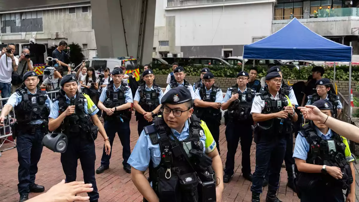 Am Tag des Urteils gegen die Aktivsten hatten sich zahlreiche Polizisten vor dem Gericht postiert.  - Bild: Chan Long Hei/AP/dpa