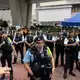 Am Tag des Urteils gegen die Aktivsten hatten sich zahlreiche Polizisten vor dem Gericht postiert.  - Bild: Chan Long Hei/AP/dpa