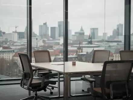 Ein leerer moderner Büroarbeitsplatz in einem Unternehmen, der die Auswirkungen des Fachkräftemangels symbolisiert. - Foto: über boerse-global.de