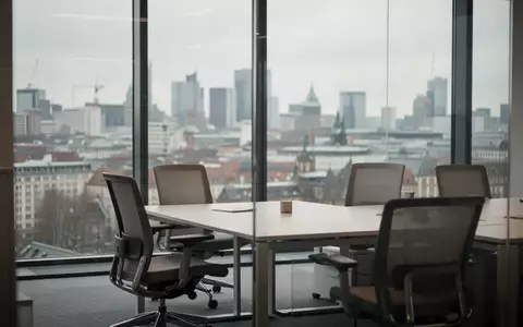 Ein leerer moderner Büroarbeitsplatz in einem Unternehmen, der die Auswirkungen des Fachkräftemangels symbolisiert. - Foto: über boerse-global.de