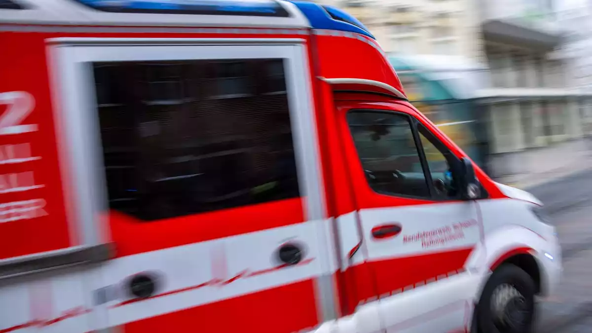 Rettungskräfte sind vor Ort. (Symbolbild)  - Bild: Jens Büttner/dpa