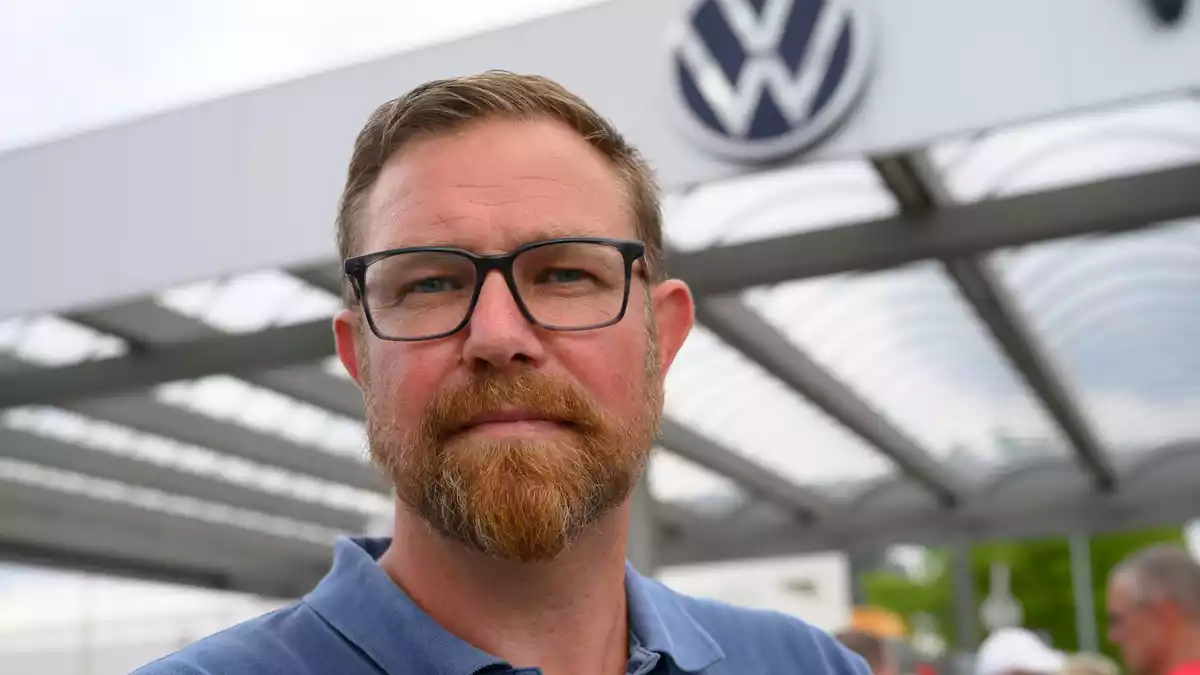 Der Vorsitzende des Gesamtbetriebsrates von VW Sachsen, Mike Rösler, fordert klare Perspektiven für die sächsischen Standorte nach 2030. (Archivbild) - Bild: Hendrik Schmidt/dpa