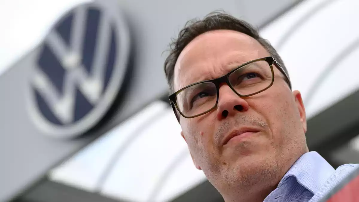 Sachsens Wirtschaftsminister Dirk Panter bringt zum Erhalt der Automobilindustrie in Zwickau ein Joint Venture von VW mit chinesischen Herstellern vor (Archivbild) - Bild: Hendrik Schmidt/dpa