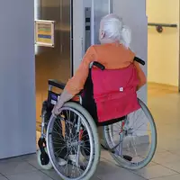 Frau sitzt in einem Rollstuhl im Pflegeheim (Archiv) - Foto: via dts Nachrichtenagentur