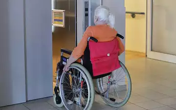 Frau sitzt in einem Rollstuhl im Pflegeheim (Archiv) - Foto: via dts Nachrichtenagentur