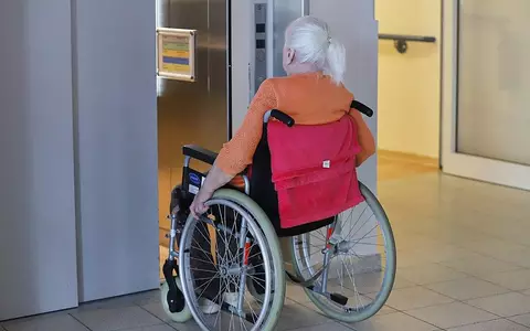 Frau sitzt in einem Rollstuhl im Pflegeheim (Archiv) - Foto: via dts Nachrichtenagentur