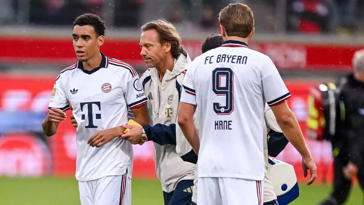 Supercup ohne Jamal Musiala. Der Nationalspieler wird nach seinem zweiten Zusammenbruch - hier in Heidenheim mit Bayerns Teamarzt - in Dortmund nicht auflaufen.  - Bild: Harry Langer/DeFodi/dpa/dpa