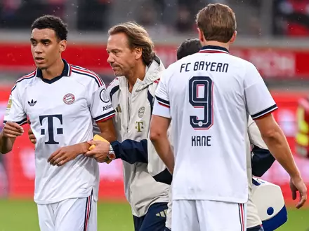 Supercup ohne Jamal Musiala. Der Nationalspieler wird nach seinem zweiten Zusammenbruch - hier in Heidenheim mit Bayerns Teamarzt - in Dortmund nicht auflaufen.  - Foto: Harry Langer/DeFodi/dpa/dpa