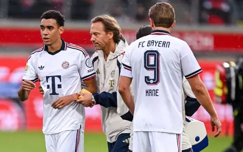 Supercup ohne Jamal Musiala. Der Nationalspieler wird nach seinem zweiten Zusammenbruch - hier in Heidenheim mit Bayerns Teamarzt - in Dortmund nicht auflaufen.  - Foto: Harry Langer/DeFodi/dpa/dpa