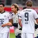 Supercup ohne Jamal Musiala. Der Nationalspieler wird nach seinem zweiten Zusammenbruch - hier in Heidenheim mit Bayerns Teamarzt - in Dortmund nicht auflaufen.  - Bild: Harry Langer/DeFodi/dpa/dpa