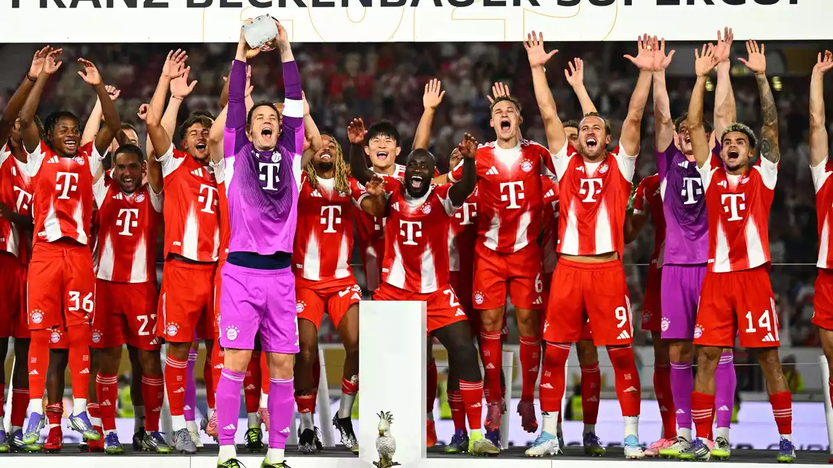 Jubeln die Bayern wie letztes Jahr gleich wieder mit der Supercup-Trophäe? (Archivbild) - Bild: Tom Weller/dpa