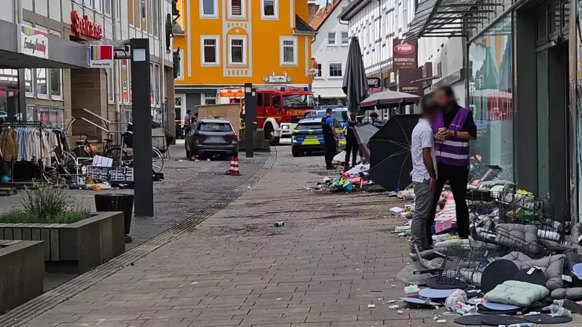Das Auto fuhr laut Polizei mit hoher Geschwindigkeit durch die Fußgängerzone. - Bild: ---/HessenNewsTV/dpa