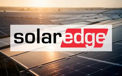 Moderne Solarpark-Anlage bei Sonnenaufgang als Symbol für Investitionen in erneuerbare Energien. - Foto: über boerse-global.de