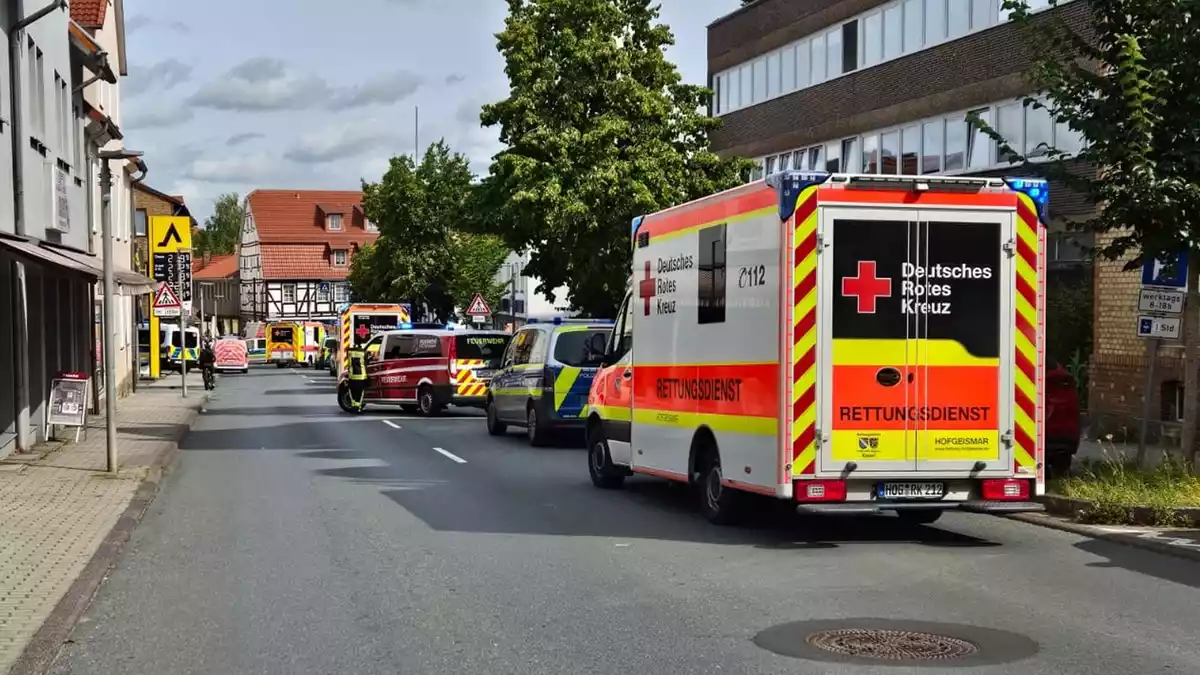 Nach ersten Ermittlungen der Polizei sind acht Passanten verletzt worden. - Bild: ---/HessenNewsTV/dpa