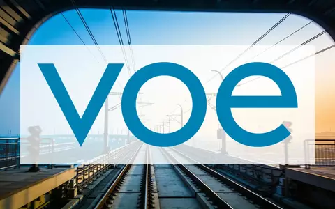 Moderne Hochgeschwindigkeits-Bahngleise in einer industriellen Landschaft bei Sonnenaufgang. - Foto: über boerse-global.de