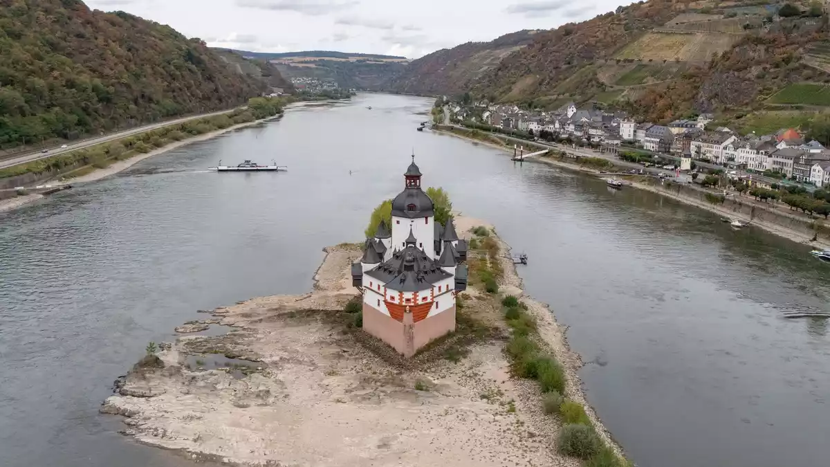 Dank der langsam steigenden Rheinpegel können vielfach die Fähren wieder verkehren - so wie hier in Kaub in Rheinand-Pfalz. - Bild: Boris Roessler/dpa