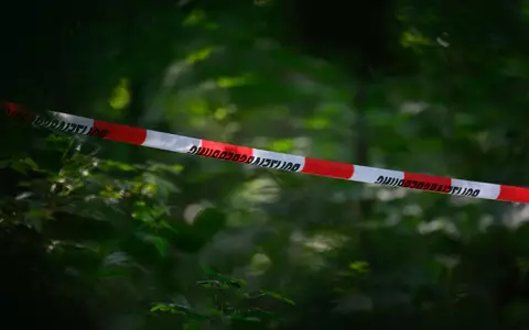 Der Fund in einem Wald bei Berlin hat Ermittlungen ausgelöst, die bis hin zu mutmaßlichen Anschlagsplänen führen (Archivbild). - Foto: Robert Michael/dpa