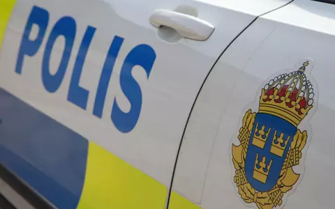 An einer schwedischen Schule wurden mehrere Menschen mit einem Schwert verletzt. Die Polizei ist vor Ort. (Symbolbild) - Foto: Steffen Trumpf/dpa