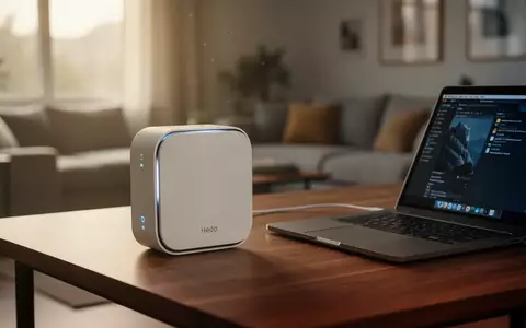 Ein moderner WLAN-Router steht auf einem Schreibtisch in einem hellen, wohnlichen Arbeitszimmer. - Foto: über boerse-global.de