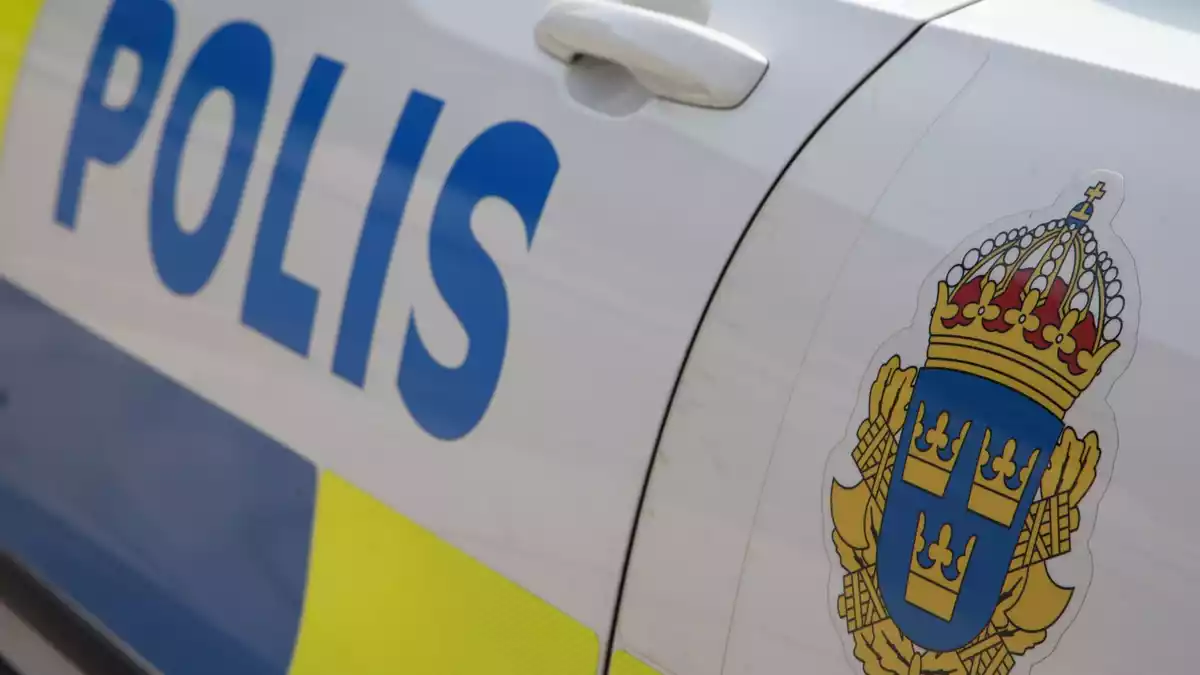 An einer schwedischen Schule wurden mehrere Menschen mit einem Schwert verletzt. Die Polizei ist vor Ort. (Symbolbild) - Bild: Steffen Trumpf/dpa