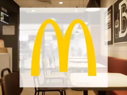 Modernes, minimalistisches Restaurantinterieur in einer urbanen Umgebung mit stimmungsvoller Beleuchtung. - Foto: über boerse-global.de