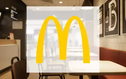 Modernes, minimalistisches Restaurantinterieur in einer urbanen Umgebung mit stimmungsvoller Beleuchtung. - Foto: über boerse-global.de
