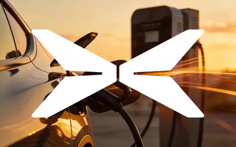 Ein modernes Elektroauto an einer Ladestation vor einem stimmungsvollen Sonnenuntergang. - Foto: über boerse-global.de