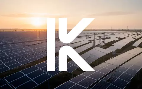 Moderne Solarpark-Anlage bei Sonnenaufgang als Symbol für erneuerbare Energien und nachhaltige Stromerzeugung. - Foto: über boerse-global.de