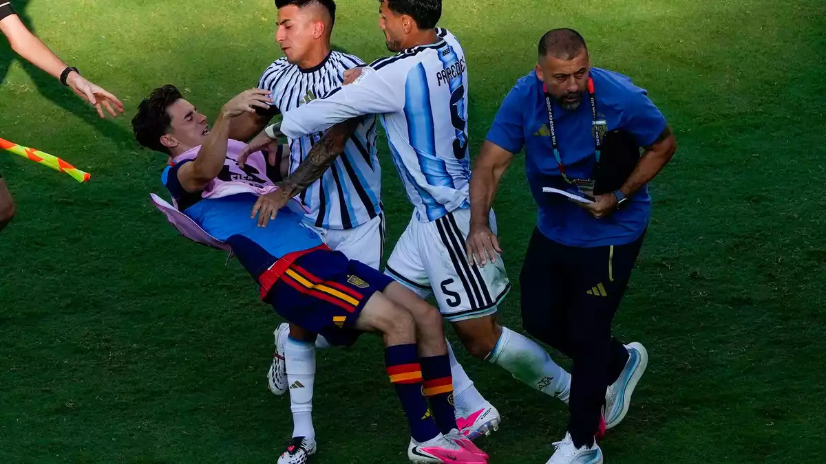 Argentiniens Leandro Paredes rastete nach dem WM-Finale aus. (Archivbild) - Bild: Yuki Iwamura/AP/dpa