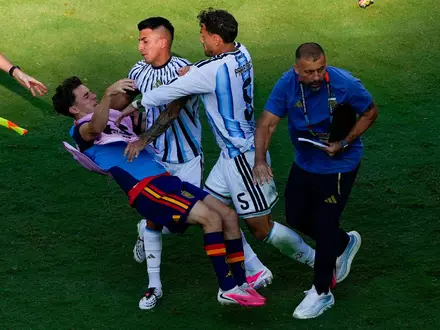 Argentiniens Leandro Paredes rastete nach dem WM-Finale aus. (Archivbild) - Foto: Yuki Iwamura/AP/dpa