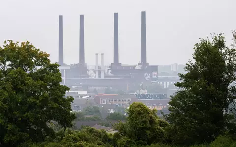 Trübe Stimmung bei Volkswagen. Können die geplanten Betriebsversammlungen Aufhellung bringen?  - Foto: Julian Stratenschulte/dpa