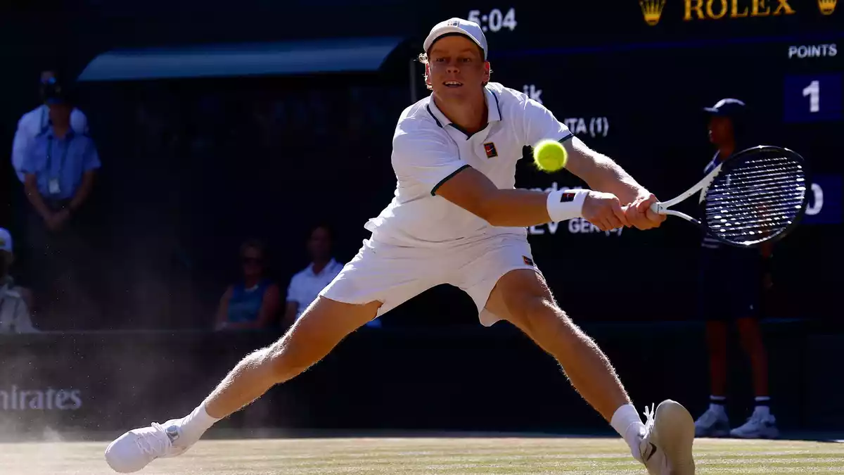 Der italienische Tennis-Star Jannik Sinner muss für die US Open ab. (Archivbild) - Bild: Frank Molter/dpa